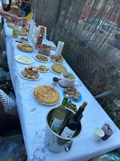 La mesa común: tortilla, empanadas y lo que cada cual trajo