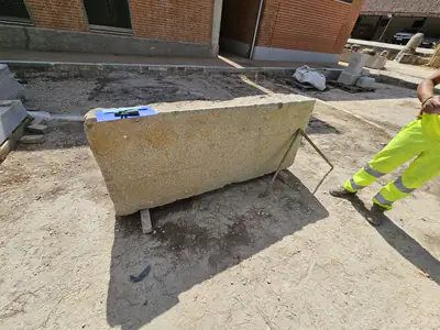 La piedra, todavía en bruto, en el Taller de Cantería