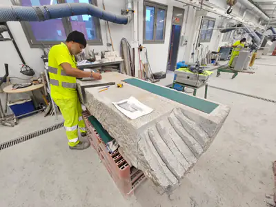 Trabajando la piedra en el Taller de Cantería