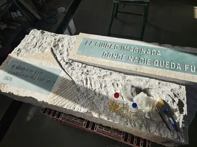 Las inscripciones, grabadas, con la plantilla aún puesta
