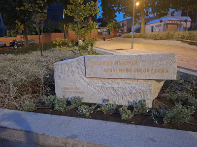 El monolito en los Jardines de Mónica de Blas