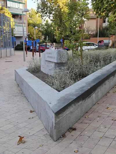 El monolito, ya colocado en los jardines