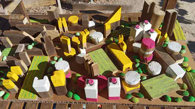Piezas de madera pintadas para construir la ciudad